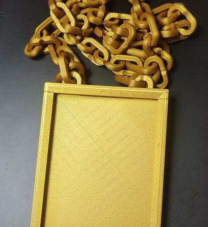 Colgante de cadena para cartas con toploader, impreso en 3D